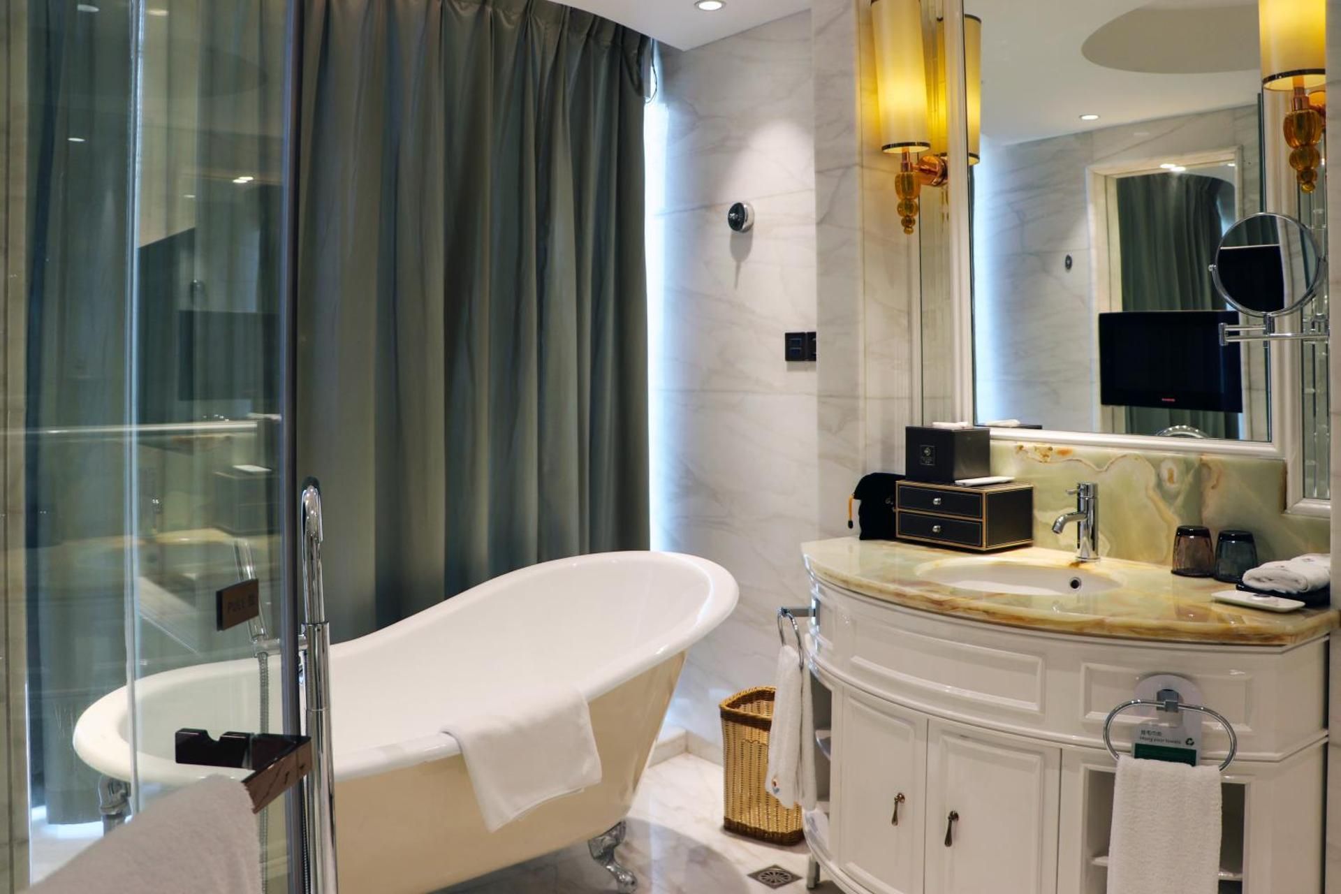 Executive Deluxe Suite