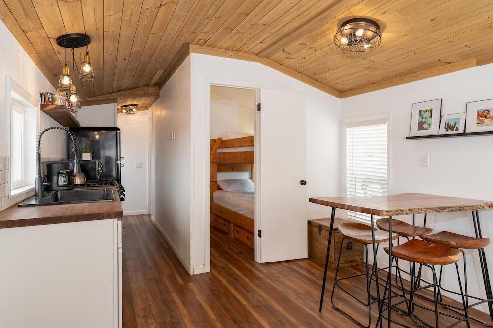 BV Overlook Camp & Lodging Shavano Deluxe Cabin 2