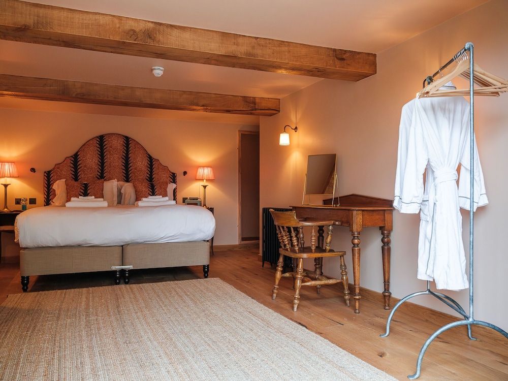 The Stump Suite, Ensuite, Garden View 3