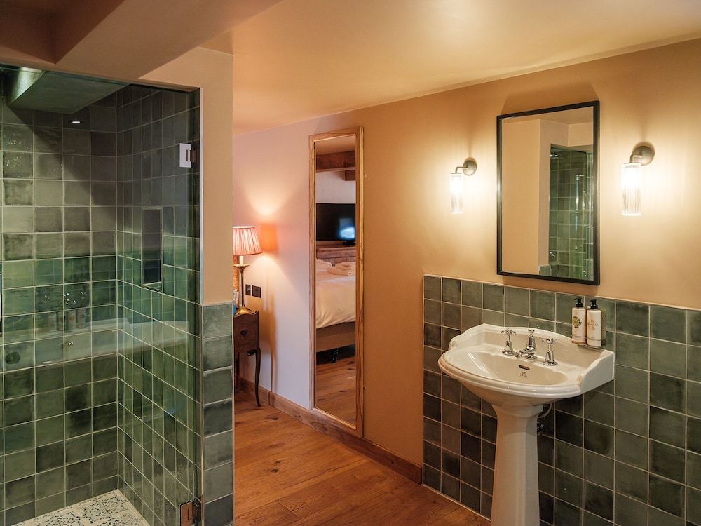 The Stump Suite, Ensuite, Garden View 9