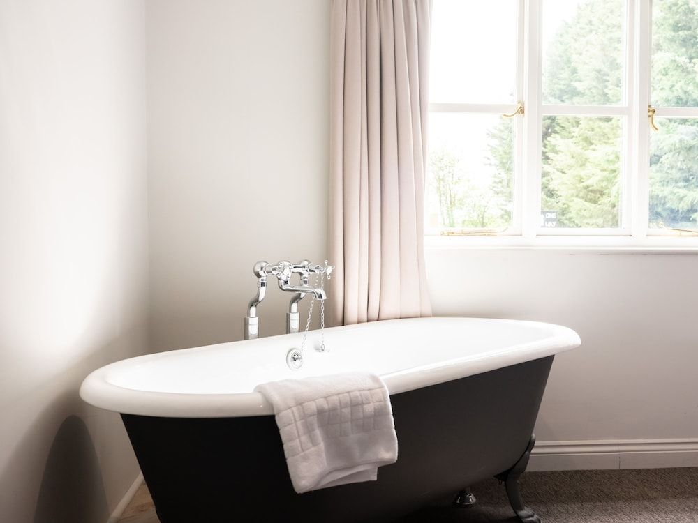 The Stump Suite, Ensuite 6