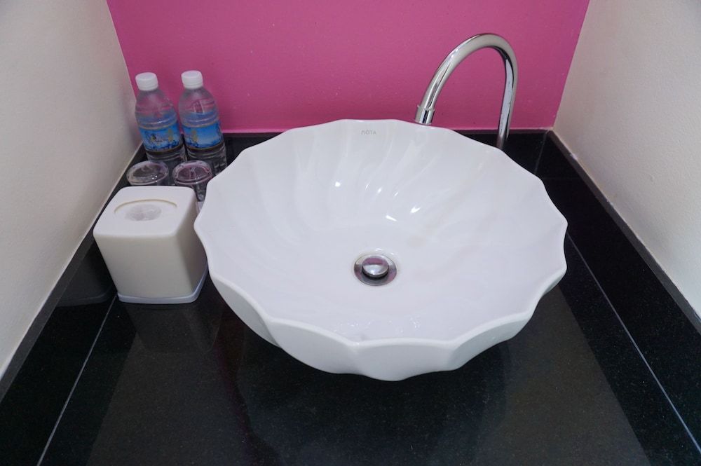 The Pho Thong Phuket Deluxe Double Room 6