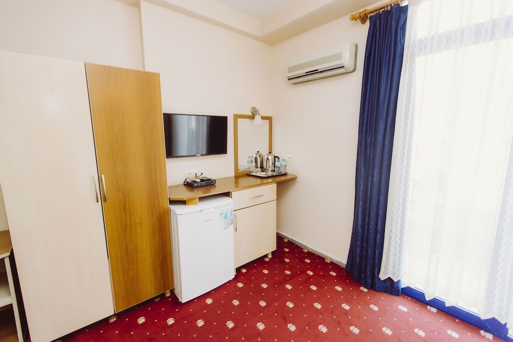 Ozalp Han Hotel Standard Quadruple Room 2