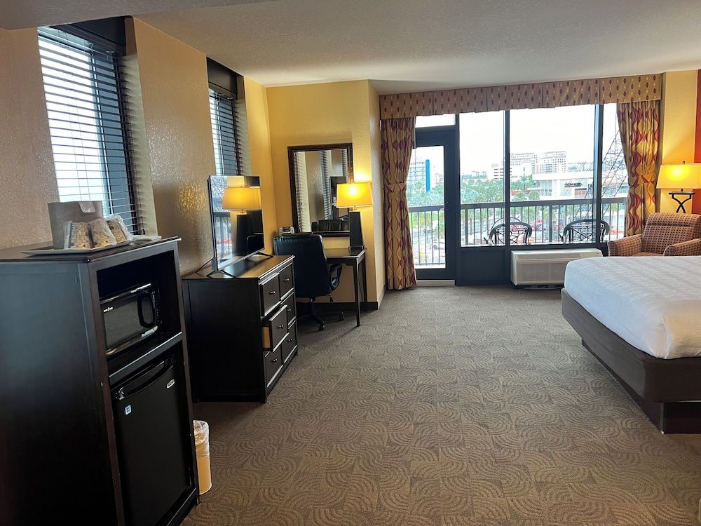 Premier Room, 1 King Bed, Balcony, Marina View