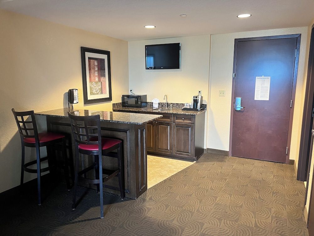 Pier House 60 Clearwater Beach Marina Hotel Premier Room, 2 Queen Beds, Balcony, Kitchenette - No View 3