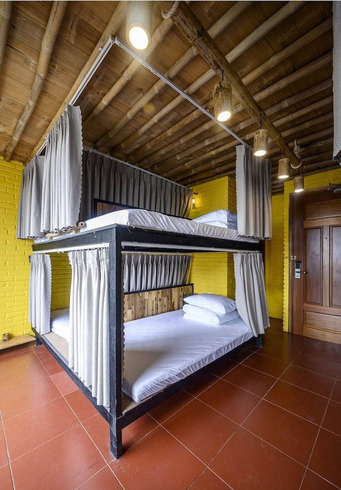1 Bed in 8-Bed Mixed Dorm, Sea View