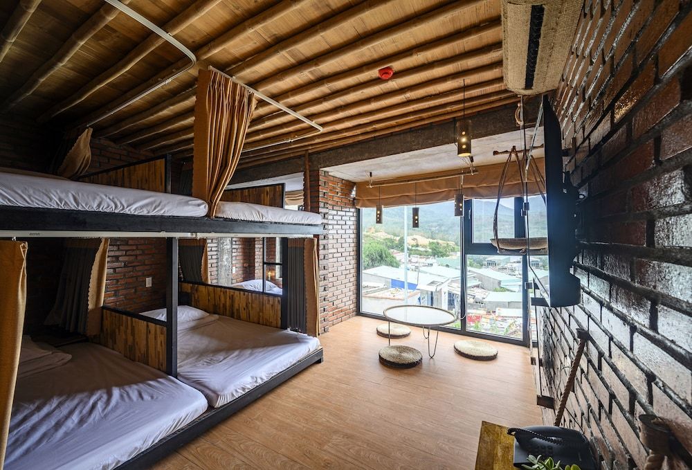 1 Bed in 6-Bed Mixed Dorm, Sea View