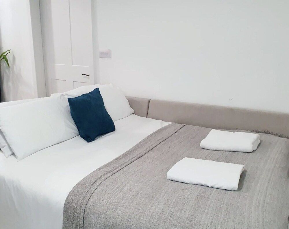 undefined Ye Olde Windmill Apartment Free Parking 4