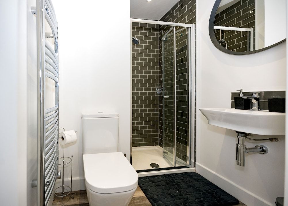 undefined Ye Olde Windmill Apartment Free Parking 5