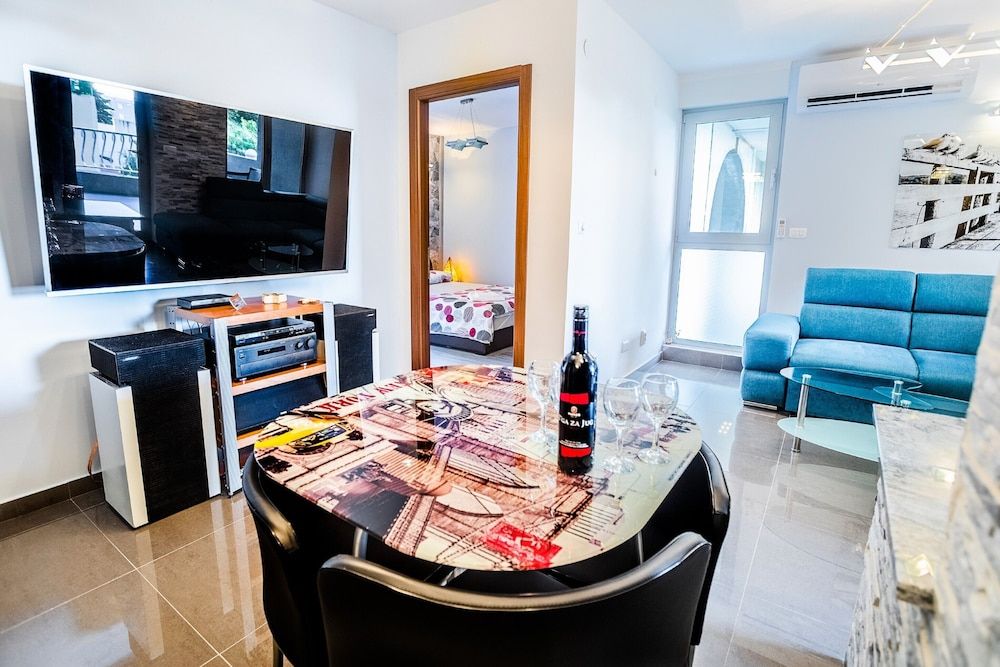 Modern apt Close to Znjan Beach, With big Terrace Apartment 29