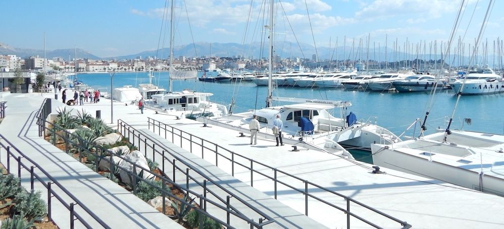 Modern apt Close to Znjan Beach, With big Terrace Apartment 14