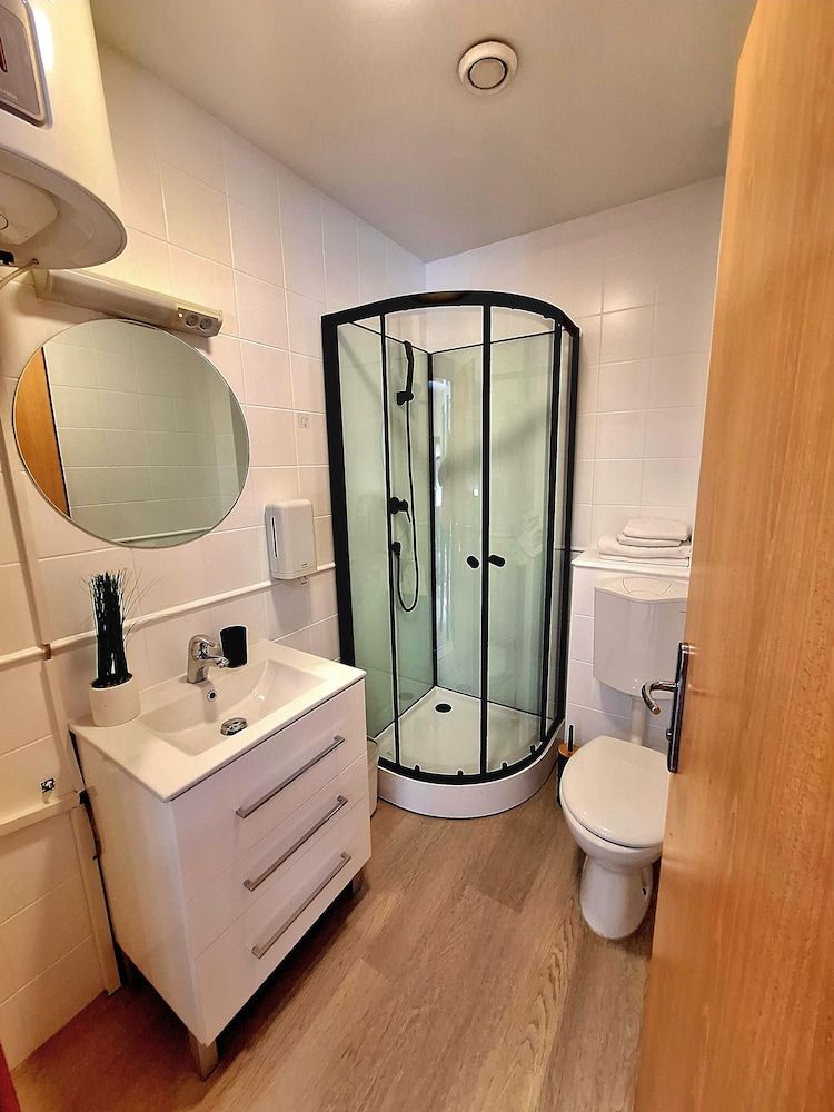 Apartments Midnight City Studio (Studio Apt with Balcony and City View) 3