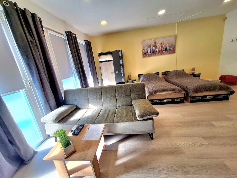 Apartments Midnight City Studio (Studio Apt with Balcony and City View) 6