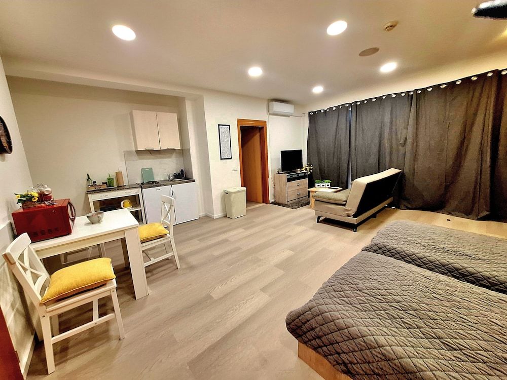 Apartments Midnight City Studio (Studio Apt with Balcony and City View) 4