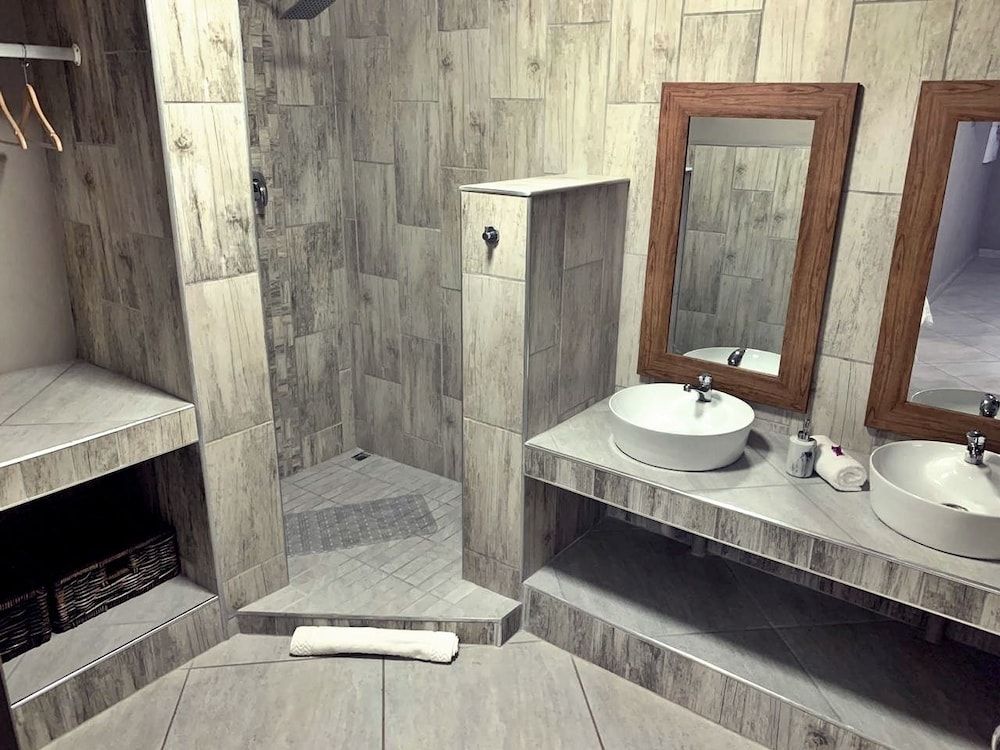 The Wilds Guest House Luxury Family Room 6