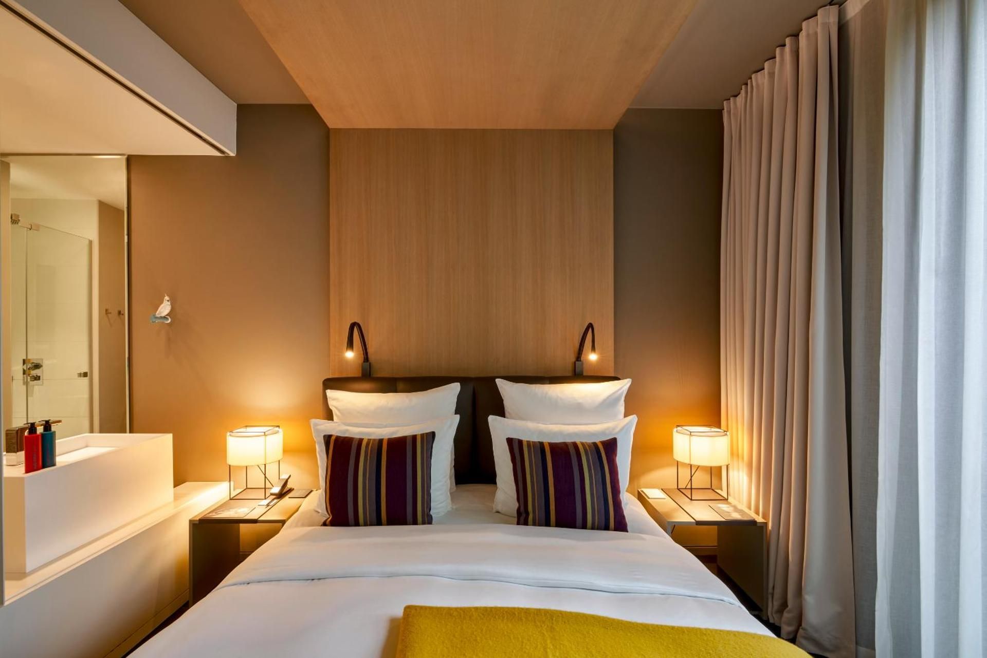 SO Stue Room with King Bed and View