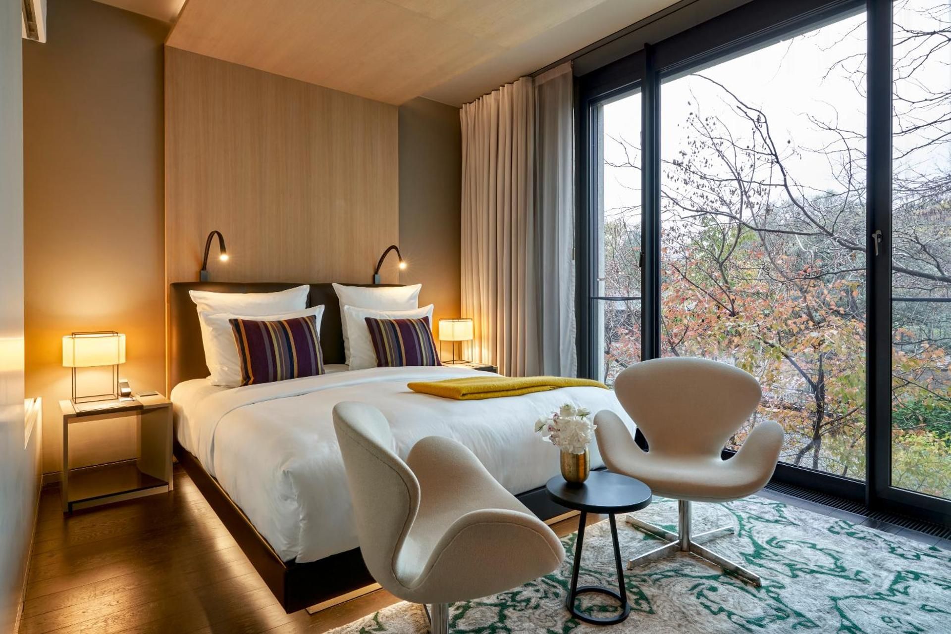 SO Stue Room with King Bed and View