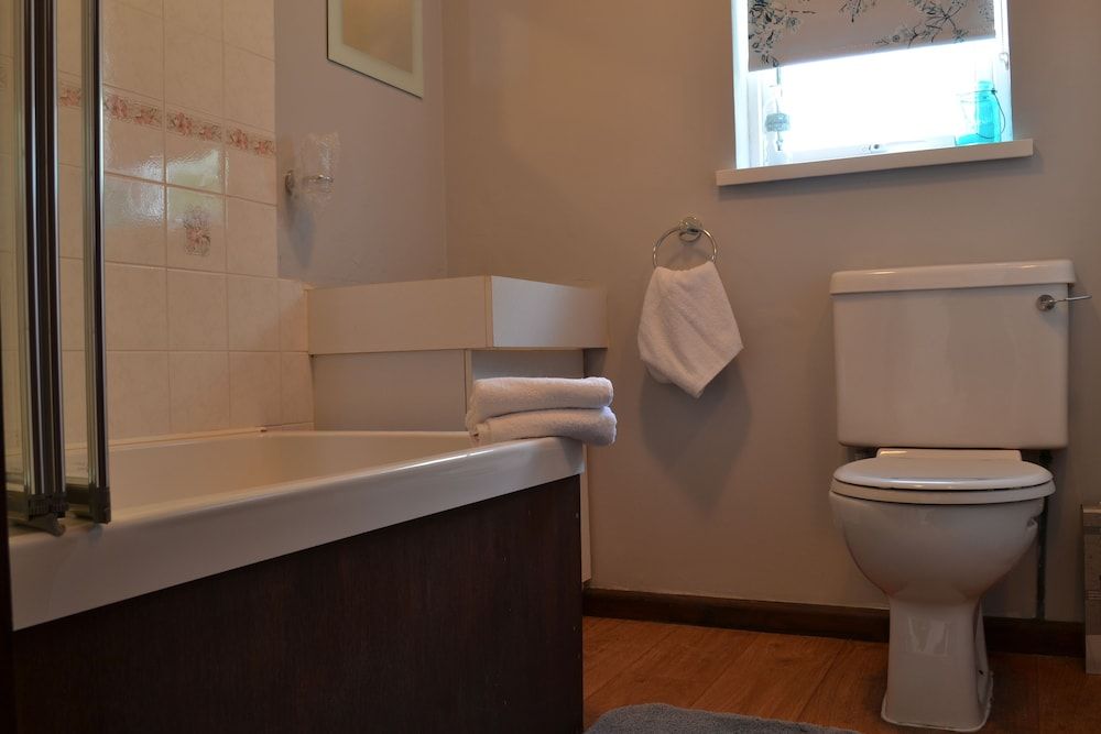 Thornbury Holiday Park Walnut Bungalow 4