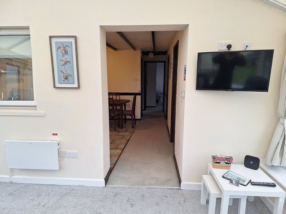 Thornbury Holiday Park Cedar Bungalow 6