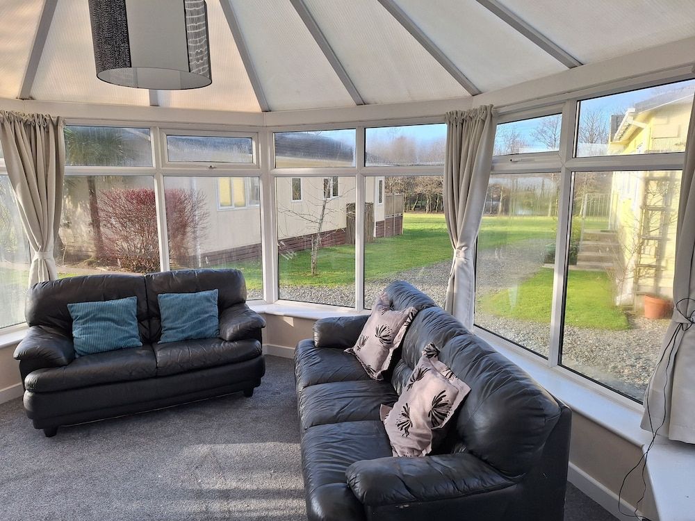 Thornbury Holiday Park Cedar Bungalow 4