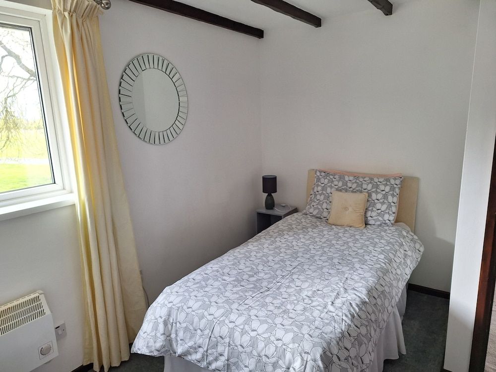 Thornbury Holiday Park Cedar Bungalow 2