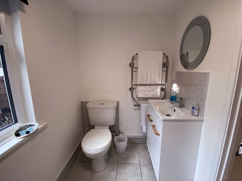 The Rose Cottage Inn Cabin, 1 Double Bed, Non Smoking, Private Bathroom (Hikers rest) 4