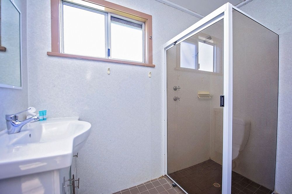 Tasman Holiday Parks - Albany Standard Studio, 1 Queen Bed, Non Smoking, Kitchen (Studio Cabins) 6