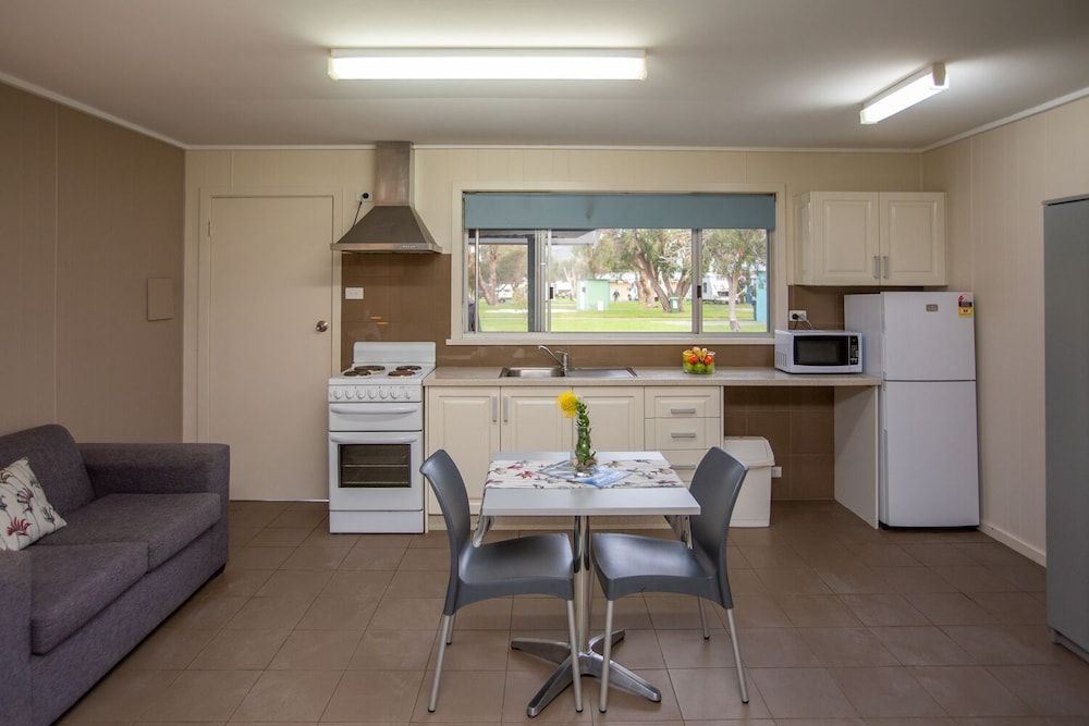 Tasman Holiday Parks - Albany Standard Studio, 1 Queen Bed, Non Smoking, Kitchen (Studio Cabins) 3