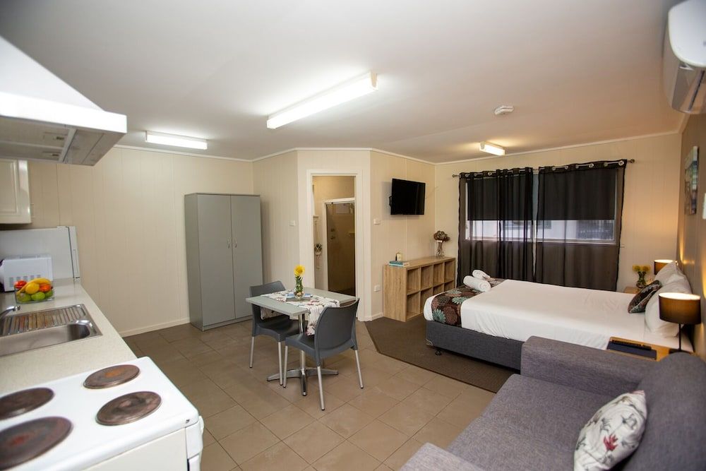 Tasman Holiday Parks - Albany Standard Studio, 1 Queen Bed, Non Smoking, Kitchen (Studio Cabins) 2