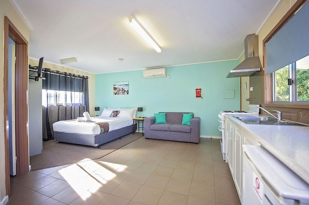 Tasman Holiday Parks - Albany Standard Studio, 1 Queen Bed, Non Smoking, Kitchen (Studio Cabins) 4