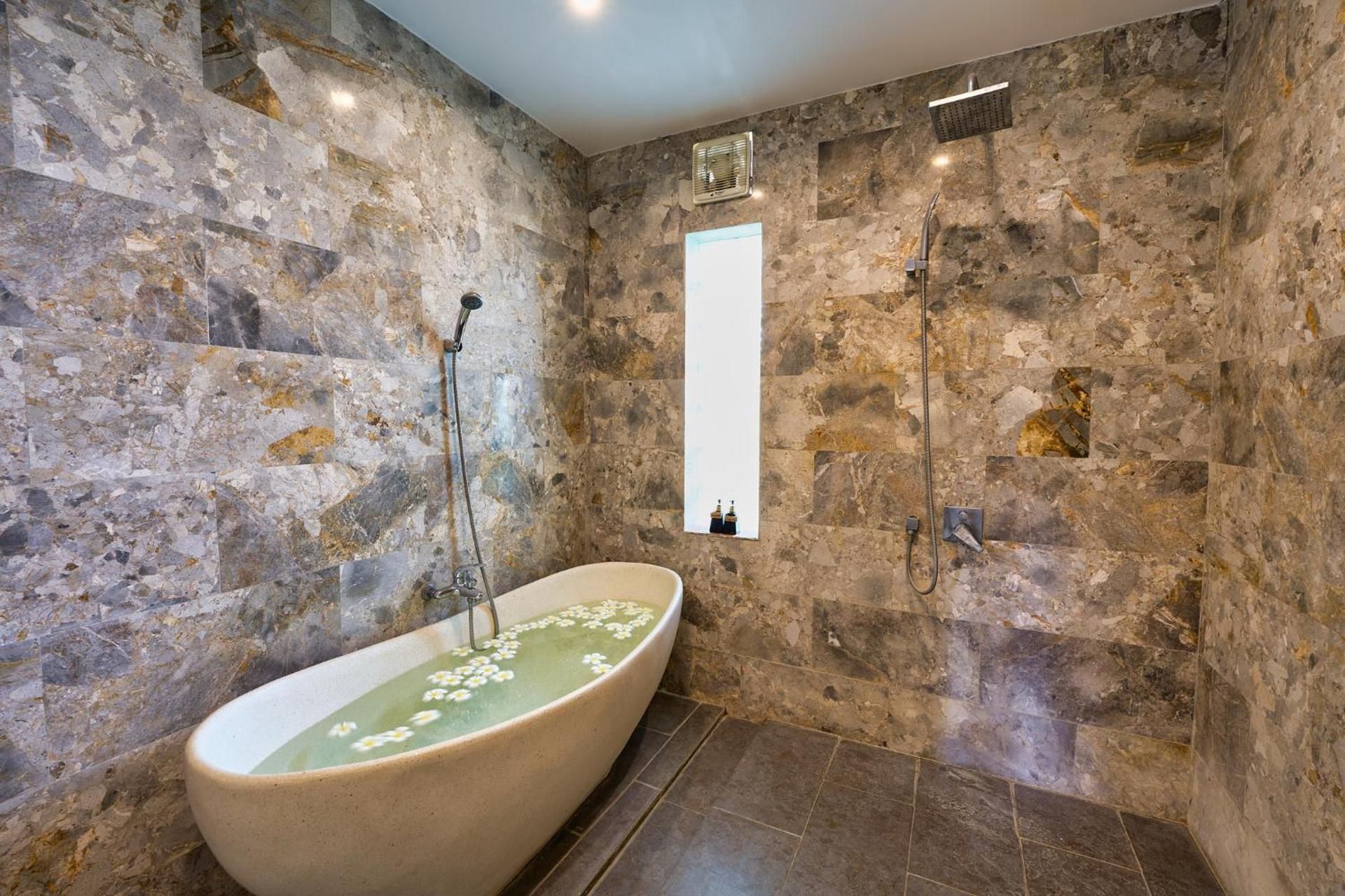 King Suite with Pool View