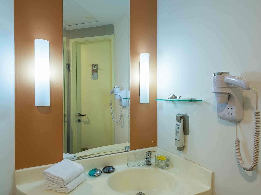 ibis Saigon South Standard Room, 2 Twin Beds 4