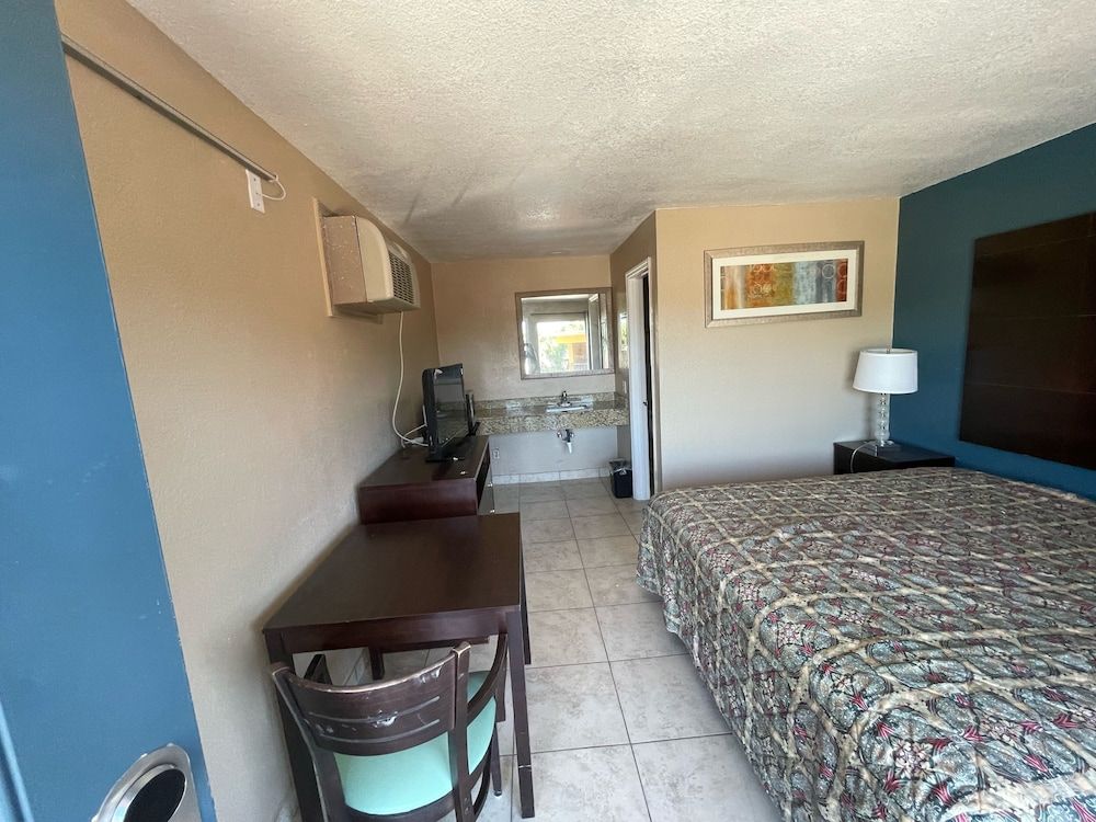 Royal Inn Deluxe Single Room, 1 King Bed, Non Smoking 2