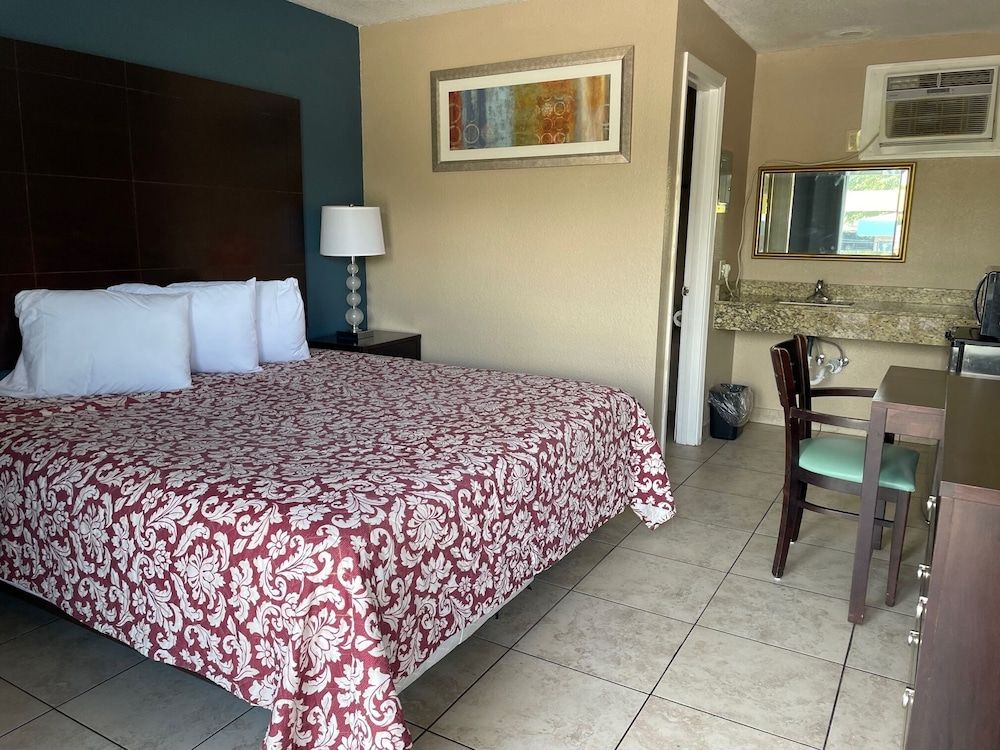 Royal Inn Deluxe Single Room, 1 King Bed, Non Smoking 4