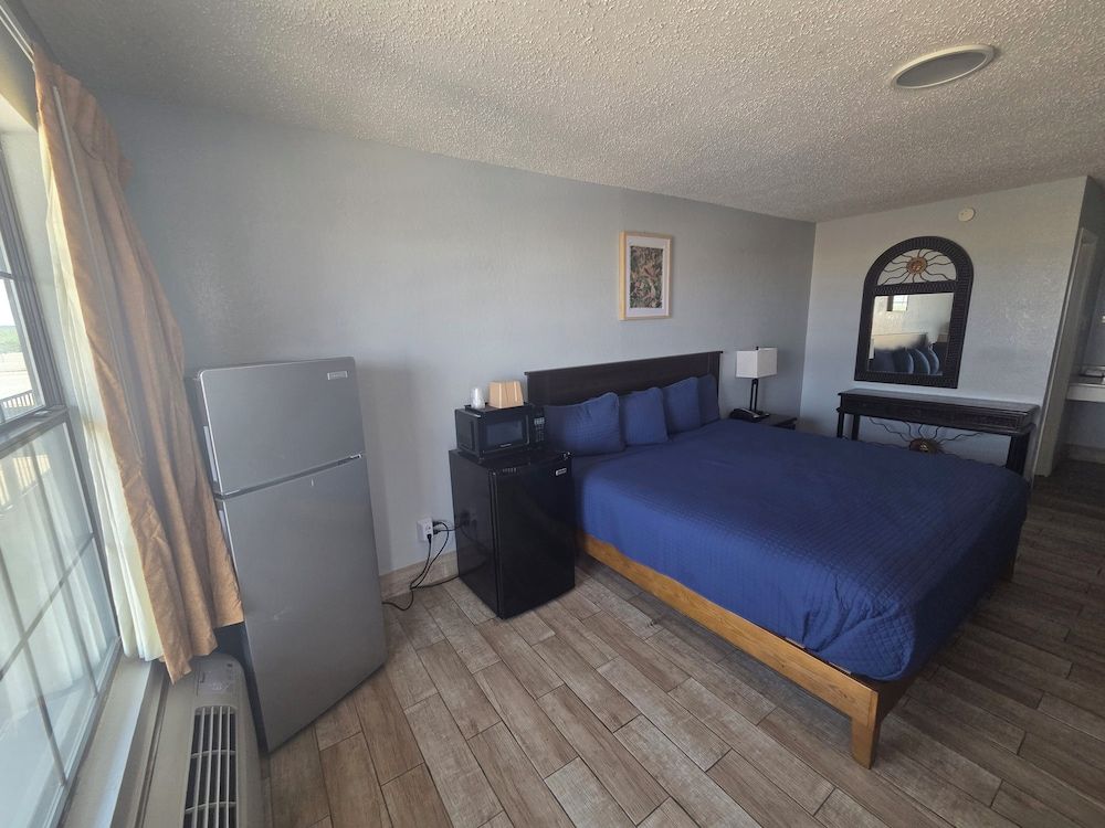 Motel 9 Comfort Single Room, 1 King Bed 8