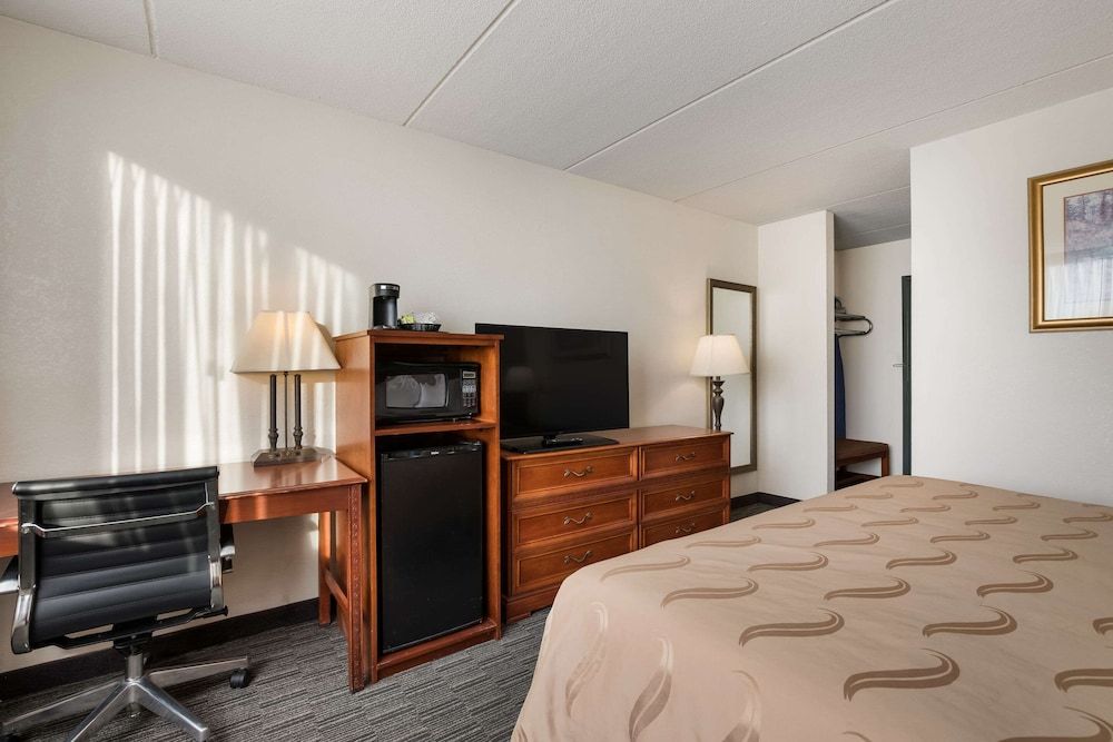 Quality Inn Joliet Standard Room, 1 King Bed, Non Smoking 4