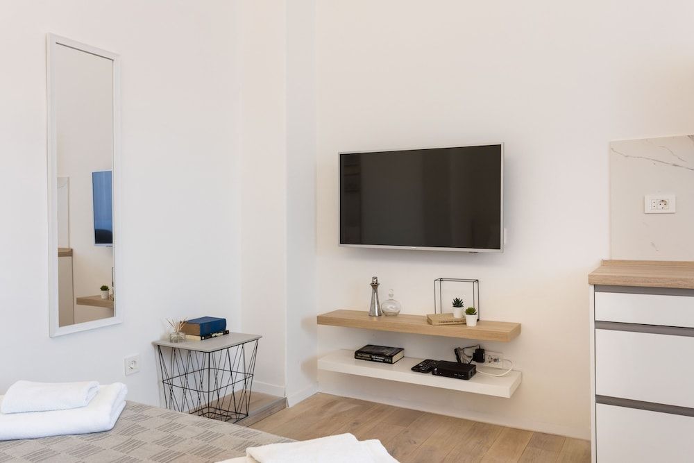 undefined Bright and Modern Main Square Studio 8