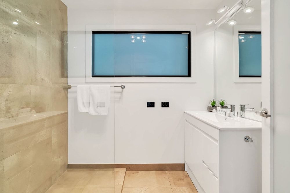 Youngtown Executive Apartments Superior Apartment, 2 Bedrooms, Kitchen, Mountain View 18