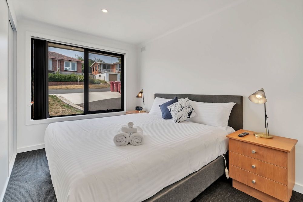 Youngtown Executive Apartments Superior Apartment, 2 Bedrooms, Kitchen, Mountain View 5