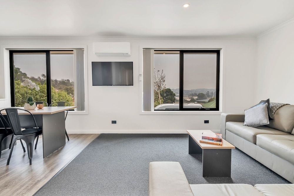 Youngtown Executive Apartments Superior Apartment, 2 Bedrooms, Kitchen, Mountain View 15