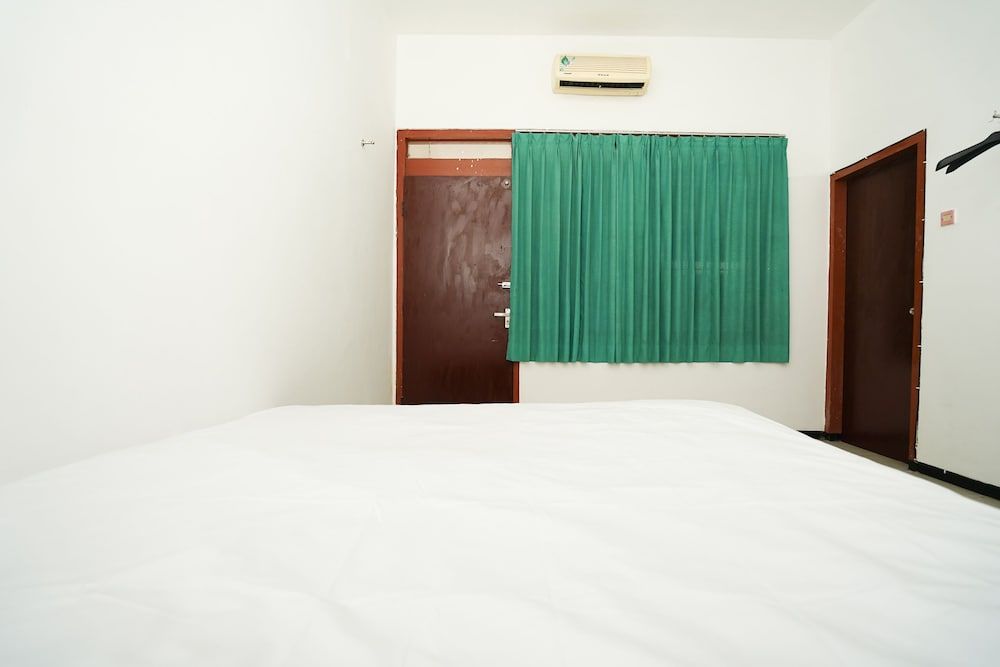 Merapi Inn Syariah Standard Room 8
