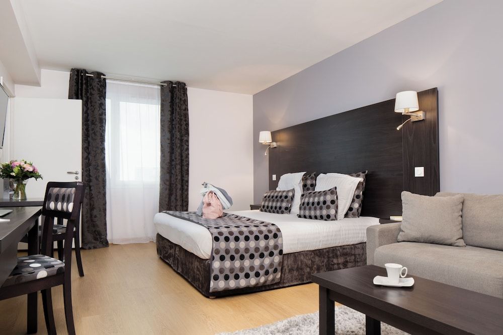 Seven Urban Suites Nantes Centre Comfort Apartment, 1 Queen Bed with Sofa bed 3