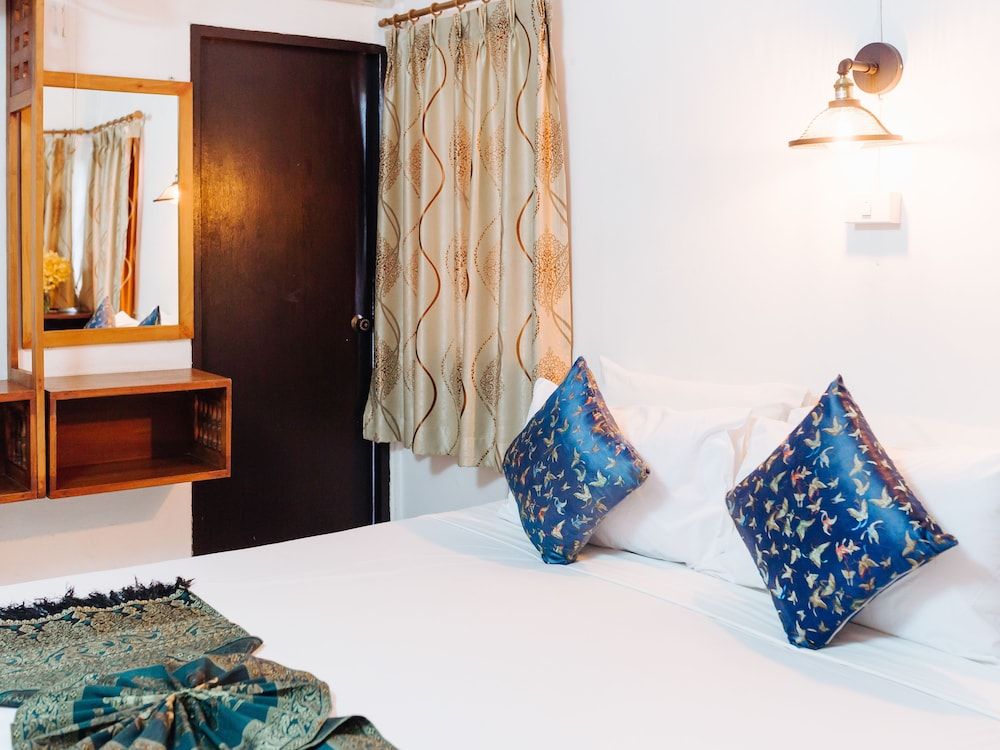 Rendezvous Oldtown Chiangmai Double Room with Balcony 3