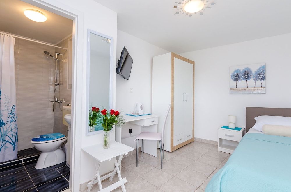 undefined Apartments & Room Lino