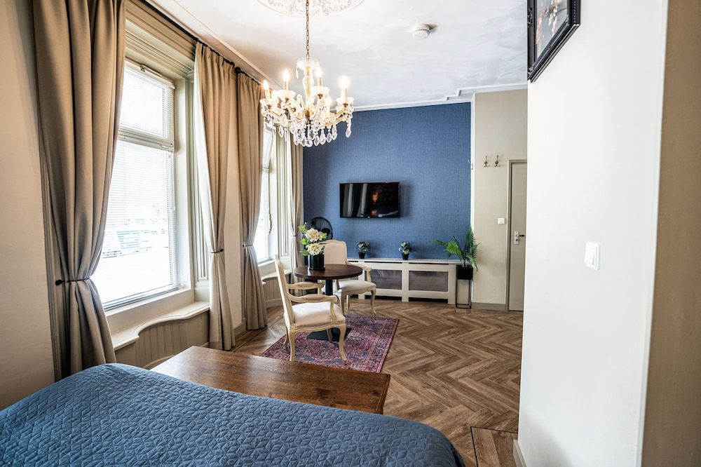 The Hogg House Deluxe Studio Suite 6