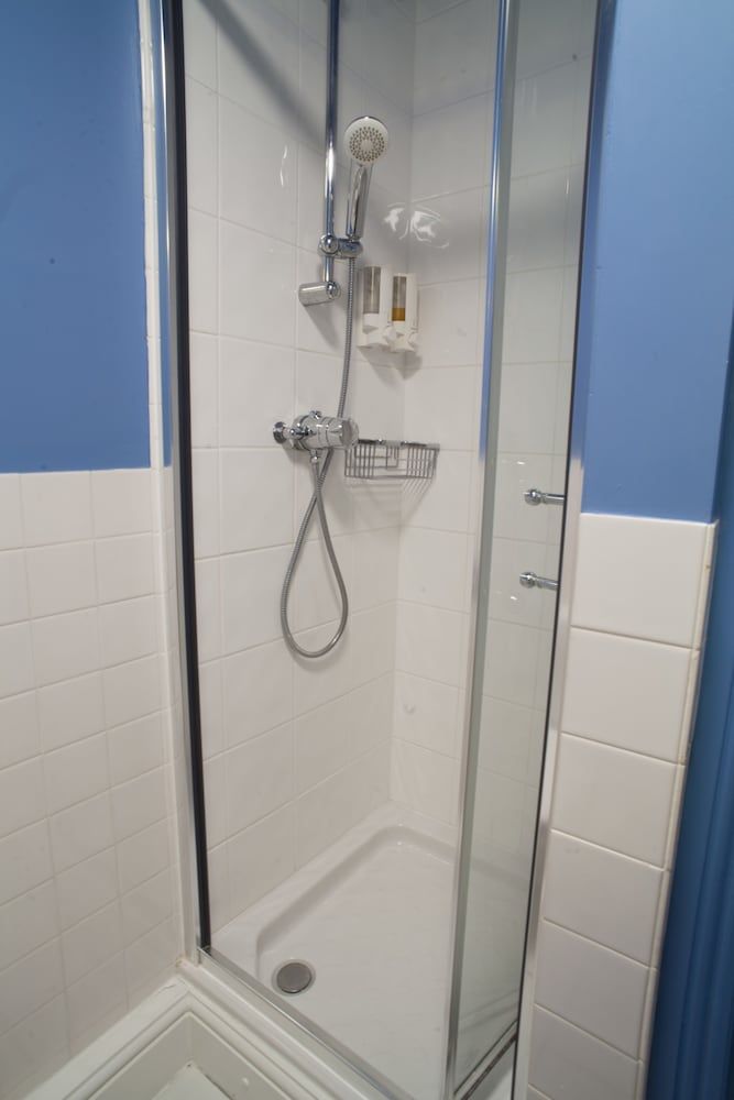 Hill View House Superior Single Room, Ensuite (Second floor dormer) 6