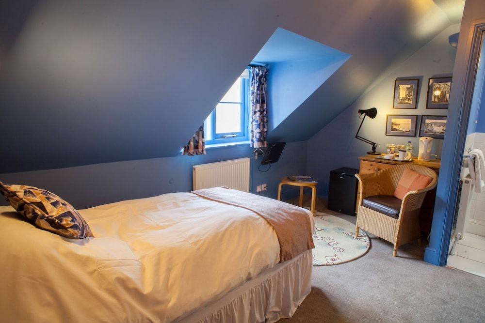 Hill View House Superior Single Room, Ensuite (Second floor dormer) 3