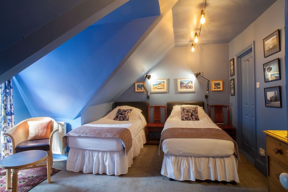 Hill View House Superior Twin Room, Ensuite (Second floor dormer)