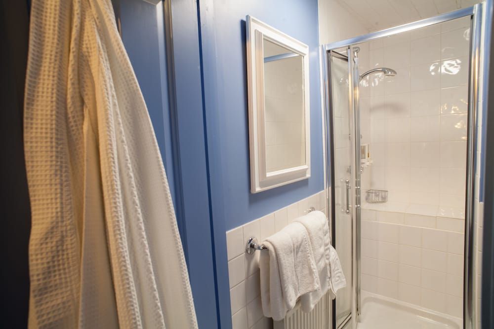 Hill View House Superior Twin Room, Ensuite (Second floor dormer) 3