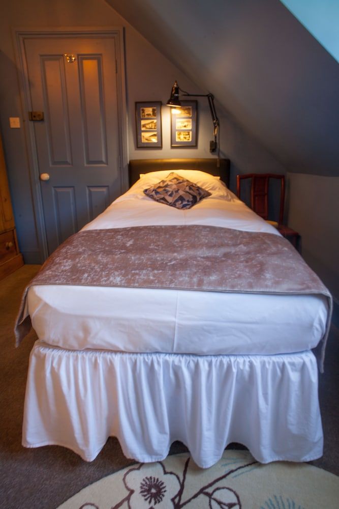 Hill View House Superior Single Room, Ensuite (Second floor dormer) 2